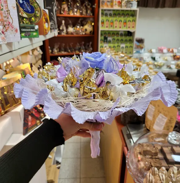 Fialová kytice se zlatými bonbony