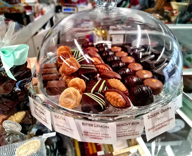 Belgické pralinky pod skleněným poklopem